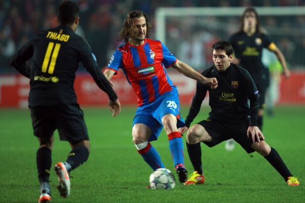Petr Jiráček (uprostřed) si na podzim odbyl premiéru v Lize mistrů, teď jej čeká premiéra v německé bundeslize. Petr Jiráček (uprostřed) si na podzim odbyl premiéru v Lize mistrů, teď jej čeká premiéra v německé bundeslize.