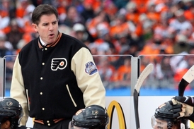 Trenér Flyers Peter Laviolette své elitní formaci stále věří.