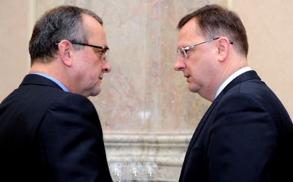 Premiér a předseda ODS Petr Nečas bude muset ohledně výdajových paušálů pro podnikatele najít řeč se svým ministrem financí a názorovým sokem Miroslavem Kalouskem.