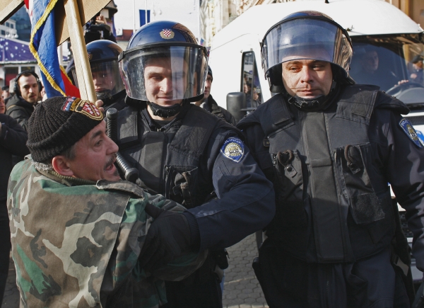 Chorvatská policie zasáhla proti demonstrantům proti EU. Chorvatská policie zasáhla proti demonstrantům proti EU.