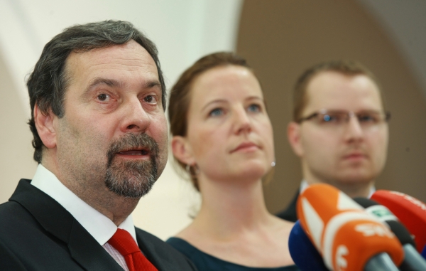 Bývalý ministr vnitra a předseda Věcí veřejných Radek John má kvůli přemrštěným odměnám sám máslo na hlavě. Bývalý ministr vnitra a předseda Věcí veřejných Radek John má kvůli přemrštěným odměnám sám máslo na hlavě.