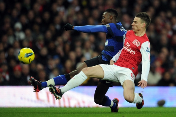 Danny Welbeck z Manchesteru United (vlevo) v souboji s obráncem Arsenalu Laurentem Koscielnym. Danny Welbeck z Manchesteru United (vlevo) v souboji s obráncem Arsenalu Laurentem Koscielnym.
