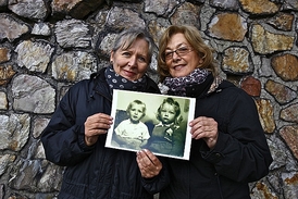 Dokumentaristka Helena Třeštíková (vlevo) v Soukromém vesmíru zachytila rodinu své kamarádky Jany.
