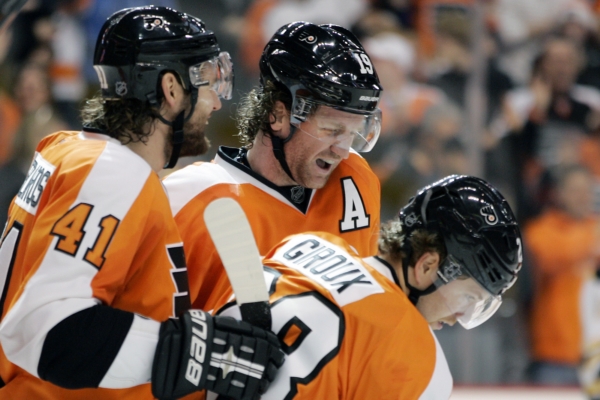 Ani čistý hattrick Scotta Hartnella (uprostřed) nepomohl Philadelphii k výhře nad Bostonem. Ani čistý hattrick Scotta Hartnella (uprostřed) nepomohl Philadelphii k výhře nad Bostonem.