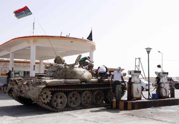 Libyjští tankisté tankují na předměstí Baní Valíd. Libyjští tankisté tankují na předměstí Baní Valíd.