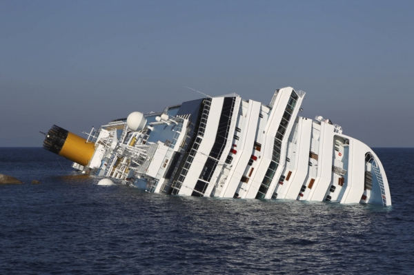 Vrak obří luxusní lodi Costa Concordia. Vrak obří luxusní lodi Costa Concordia.
