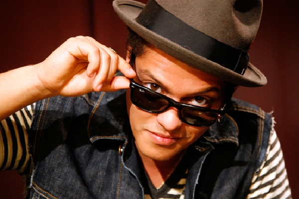 Nejstahovanější písní byl loni Bruno Mars. Nejstahovanější písní byl loni Bruno Mars.