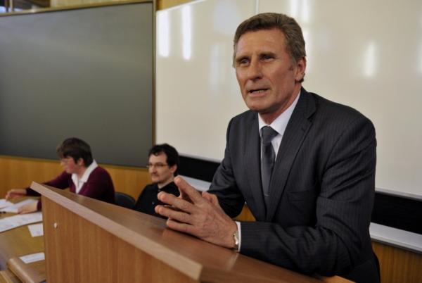 Novým děkanem plzeňských práv se stal devětapadesátiletý učitel fakulty docent Jan Pauly. Novým děkanem plzeňských práv se stal devětapadesátiletý učitel fakulty docent Jan Pauly.