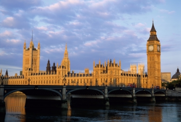 Britští poslanci zvažují, co podniknout s tím, že se londýnská věž se slavným zvonem Big Benem naklání. Britští poslanci zvažují, co podniknout s tím, že se londýnská věž se slavným zvonem Big Benem naklání.