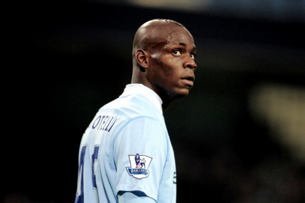 Vynikající fotbalista i kontroverzní osobnost. To je italský útočník Mario Balotelli. Vynikající fotbalista i kontroverzní osobnost. To je italský útočník Mario Balotelli.