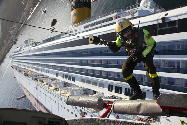 Na ztroskotání italské lodi Costa Concordia se snaží vydělat podvodníci.