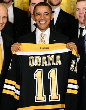 Prezident USA Barack Obama obdržel od hráčů Bostonu dres se svým jménem.