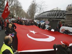 Proti přijetí zákona v Paříži o víkendu protestovali tisíce Turků.