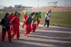 Dívky trénují na kábulském stadionu Ghází, který Taliban využíval k veřejným trestům.