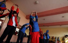 Za vlády Talibanu byly ženám v Afghánistánu zapovězeny všechny sporty a dodnes mají mnohem méně příležitostí sportovat než muži.