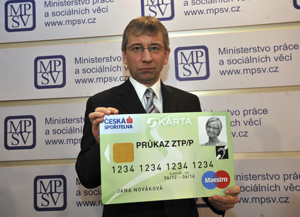 Ministr práce a sociálních karet s maketou sociální karty.