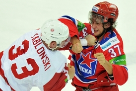 Yablonski v souboji s Darcy Verotem z CSKA Moskva. 