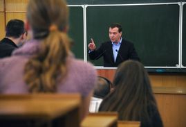 Medveděv diskutoval se studenty novinářské fakulty moskevské státní univerzity.