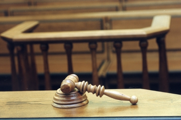 Soud v Hradci Králové potrestal ženu dvěma a půl lety vězení za šíření nakažlivé nemoci a ublížení na zdraví.