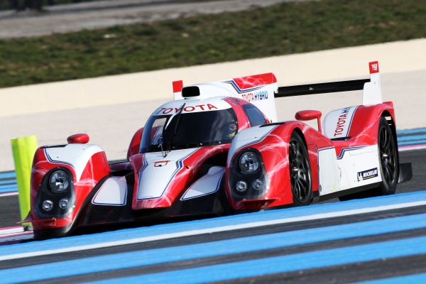 Hybridní závodní vůz Toyota TS030 na trati.