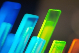 OLED jsou tenké zdroje světla, které mohou být i průsvitné.