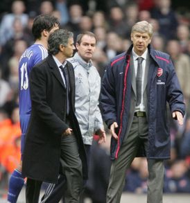 Mourinho a Wenger byli svého času v Londýně téměř sousedé. Portugalec vedl Chelsea, Francouz dosud trénuje Arsenal.