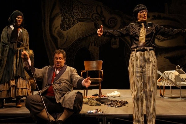 Zleva Lada Bělašková, David Viktora a Anna Cónová v ostravském Pygmalionu.