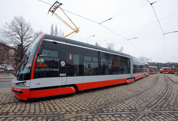 Policie pátrá po mladících, kteří v pražské tramvaji napadli muže (ilustrační foto). Policie pátrá po mladících, kteří v pražské tramvaji napadli muže (ilustrační foto).
