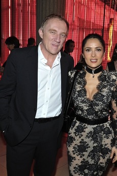 Salma Hayeková po boku Françoise-Henriho Pinaulta.