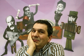 Igor Blažević z organizace Člověk v tísni spolupracoval na vydání knihy esejů Liou Siao-poa.