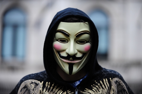 Příslušníci hnutí Anonymous se s oblibou skrývají za maskou Guye Fawkese z komiksu V jako Vendeta. Příslušníci hnutí Anonymous se s oblibou skrývají za maskou Guye Fawkese z komiksu V jako Vendeta.