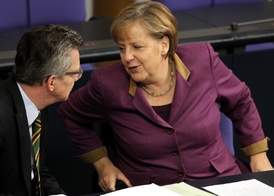 Kancléřka Angela Merkelová a ministr obrany Thomas de Maiziére na jednání Bundestagu.