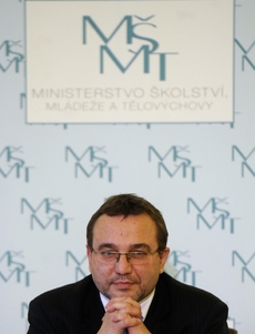 Ministr Josef Dobeš řekl, že kdyby jeho ministerstvo přidělené peníze nevyčerpalo, opustí funkci.