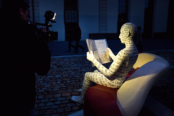 Se sochou Michala Trpáka Na vlnách informace si můžete i číst. Se sochou Michala Trpáka Na vlnách informace si můžete i číst.