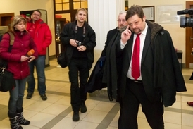 Exposlanec Petr Wolf i jeho manželka se proti rozhodnutí soudu odvolali. Tvrdí, že jde o politicky motivovaný proces.