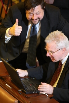Petr Wolf (vlevo) ještě jako poslanec. Na snímku s dalším přeběhlíkem Milošem Melčákem.