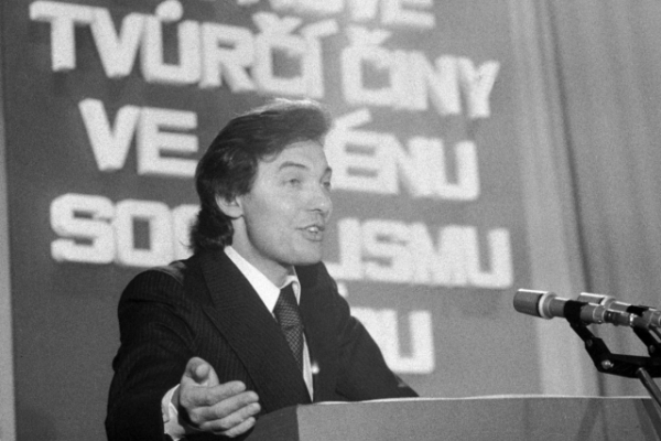 Karel Gott promlouvá ke shromážděným v Národním divadle, Anticharta se začne hromadně podepisovat za chvíli.