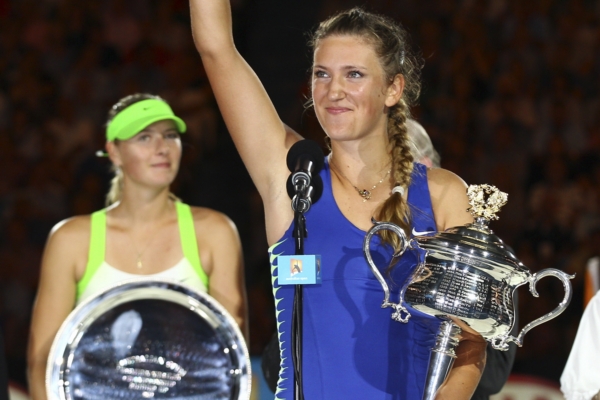 Victoria Azarenková s vítěznou trovejí. za ní poražená finalistka Maria Šarapovová.