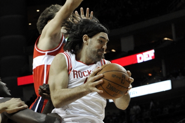 Luis Scola z Hostonu utočí přes Jana Veselého z Washingtonu.