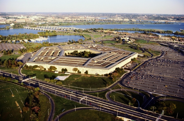 Pentagon chce silnější zbraň. Pentagon chce silnější zbraň.