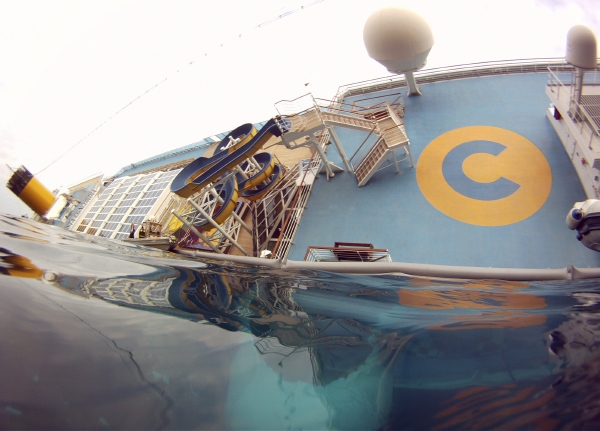 Costa Concordia se už povážlivě natočila na bok.