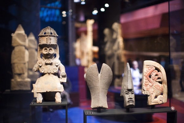 Mexické artefakty jsou v Paříži k vidění i jinde: na fotografii výstava v muzeu Quai Branly.