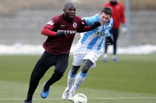 Záložník Martin Abena (vlevo) v přípravném utkání.