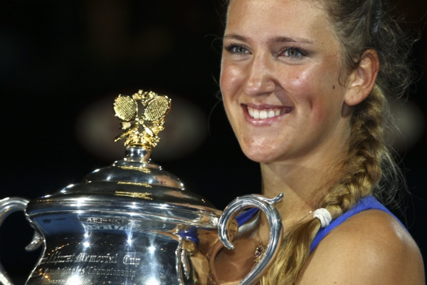 Victoria Azarenková pózuje s vítěznou trofejí.