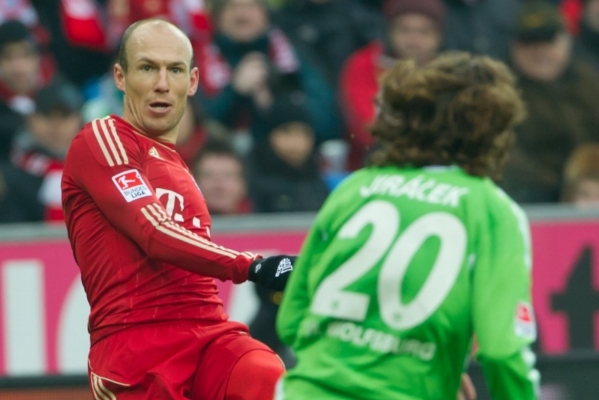 Petr Jiráček tváří v tvář Arjenu Robbenovi z Bayernu Mnichov.