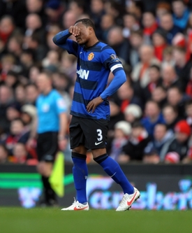 Zklamaný Patrice Evra z Manchesteru United.