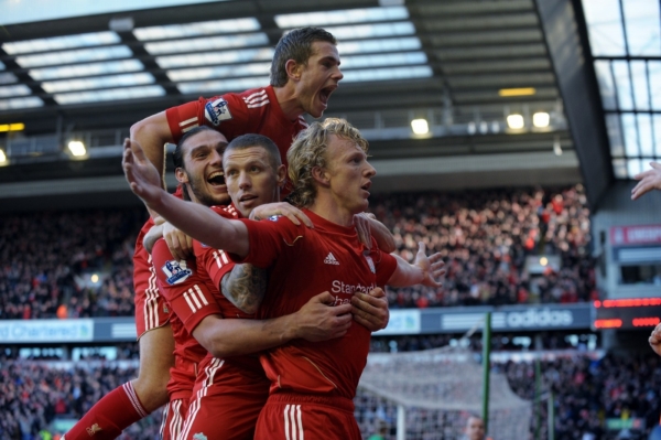 Radující se fotbalisté Liverpoolu.