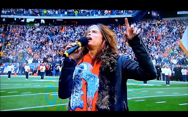 Americká hymna v podání Stevena Tylera ze skupiny Aerosmith. 