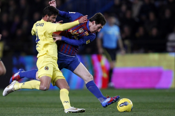 Lionel messi v souboji s Mateem Musacchiem.