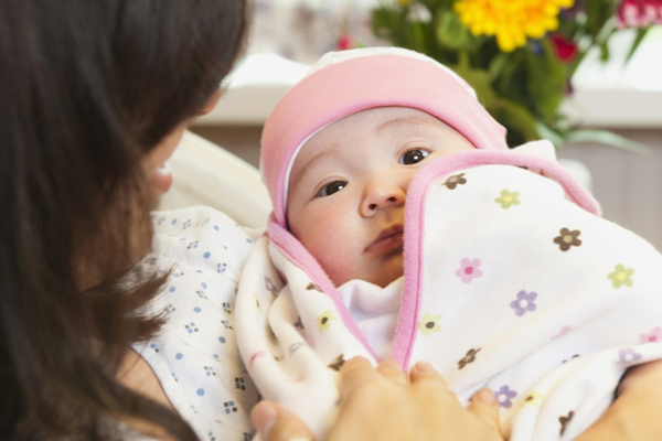 Matky rodící doma si stěžují, že pediatři odmítají převzít do péče děti mladší 72 hodin.